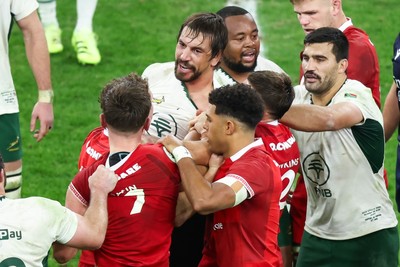 291125 - Wales v South Africa - Quilter Nations Series - Eben Etzebeth of South Africa and Alex Mann of Wales tussle before Eben Etzebeth is shown a red card for making contact with his eye
