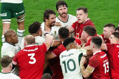 291125 - Wales v South Africa - Quilter Nations Series - Eben Etzebeth of South Africa and Alex Mann of Wales tussle before Eben Etzebeth is shown a red card for making contact with his eye