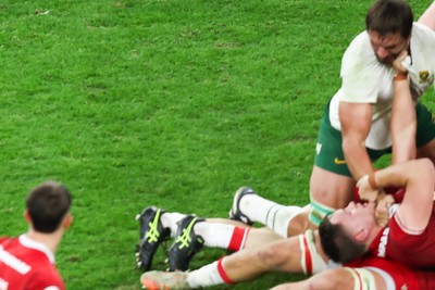 291125 - Wales v South Africa - Quilter Nations Series - Alex Mann of Wales and Eben Etzebeth of South Africa tussle on the floor ahead of the incident that led to Eben Etzebeth being sent off