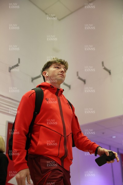 291125 - Wales v South Africa Springboks - Quilter Nations Series - Dan Edwards of Wales arrives at the stadium