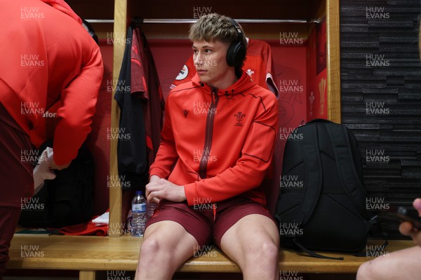 291125 - Wales v South Africa Springboks - Quilter Nations Series - Ellis Mee of Wales in the dressing room