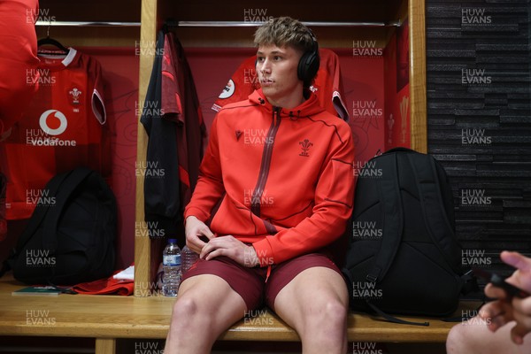 291125 - Wales v South Africa Springboks - Quilter Nations Series - Ellis Mee of Wales in the dressing room