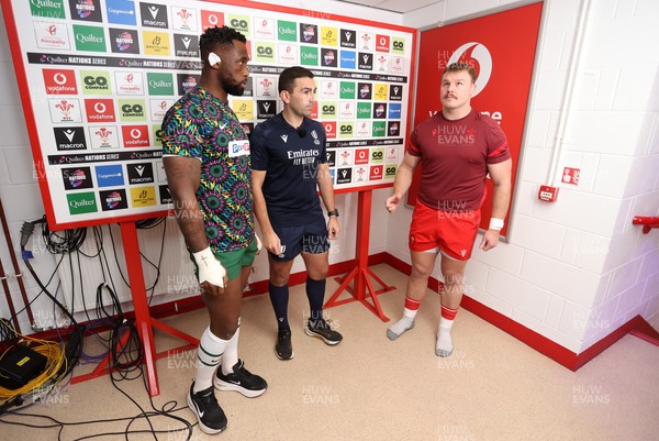 291125 - Wales v South Africa Springboks - Quilter Nations Series - Siya Kolisi of South Africa and Dewi Lake of Wales during the coin toss