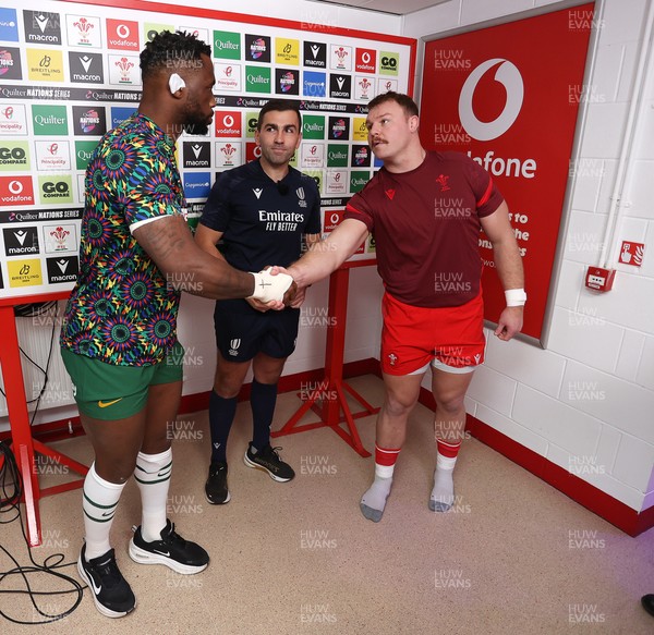 291125 - Wales v South Africa Springboks - Quilter Nations Series - Siya Kolisi of South Africa and Dewi Lake of Wales during the coin toss
