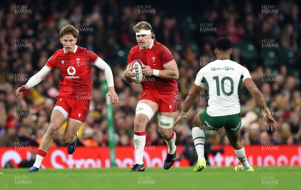 291125 - Wales v South Africa Springboks - Quilter Nations Series - Aaron Wainwright of Wales is challenged by Sacha Feinberg-Mngomezulu of South Africa 