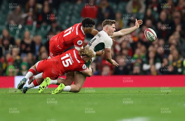 291125 - Wales v South Africa Springboks - Quilter Nations Series - Ethan Hooker of South Africa is tackled by Rio Dyer and Blair Murray of Wales 