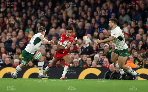 291125 - Wales v South Africa Springboks - Quilter Nations Series - Rio Dyer of Wales is challenged by Kwagga Smith of South Africa 