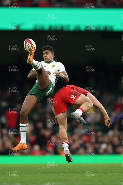 291125 - Wales v South Africa Springboks - Quilter Nations Series - Canan Moodie of South Africa collides with Callum Sheedy of Wales 