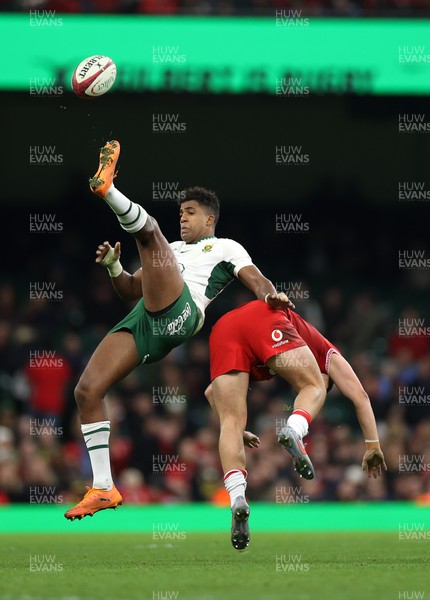 291125 - Wales v South Africa Springboks - Quilter Nations Series - Canan Moodie of South Africa collides with Callum Sheedy of Wales 