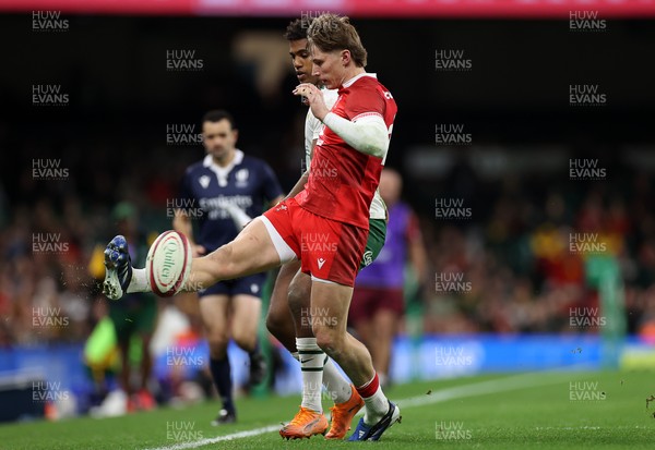 291125 - Wales v South Africa Springboks - Quilter Nations Series - Ellis Mee of Wales keeps the ball in play