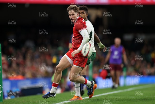 291125 - Wales v South Africa Springboks - Quilter Nations Series - Ellis Mee of Wales keeps the ball in play