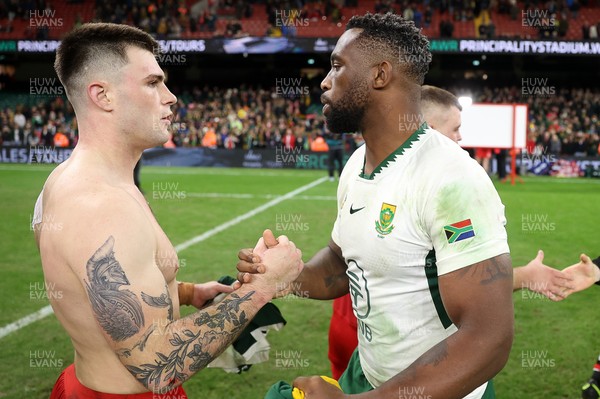 291125 - Wales v South Africa Springboks - Quilter Nations Series - Joe Roberts of Wales and Siya Kolisi of South Africa at full time