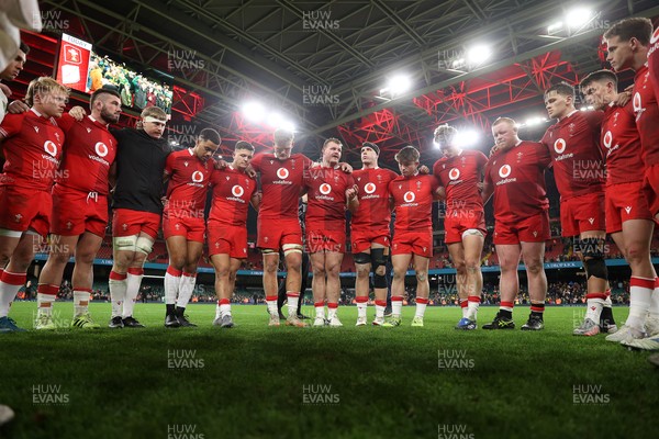 291125 - Wales v South Africa Springboks - Quilter Nations Series - Dewi Lake of Wales speaks in the team huddle