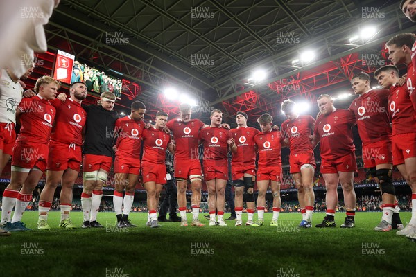 291125 - Wales v South Africa Springboks - Quilter Nations Series - Dewi Lake of Wales speaks in the team huddle