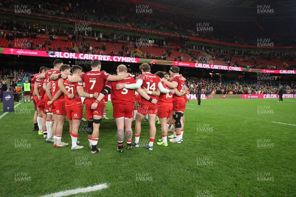 291125 - Wales v South Africa Springboks - Quilter Nations Series - Wales team huddle