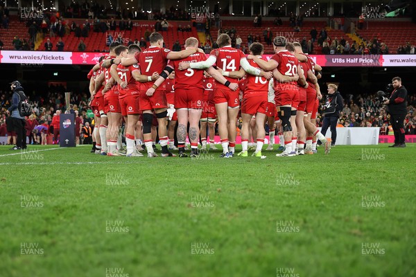 291125 - Wales v South Africa Springboks - Quilter Nations Series - Wales team huddle