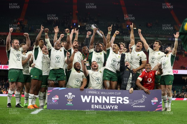 291125 - Wales v South Africa Springboks - Quilter Nations Series - Siya Kolisi of South Africa and South Africa lift the Prince William Cup