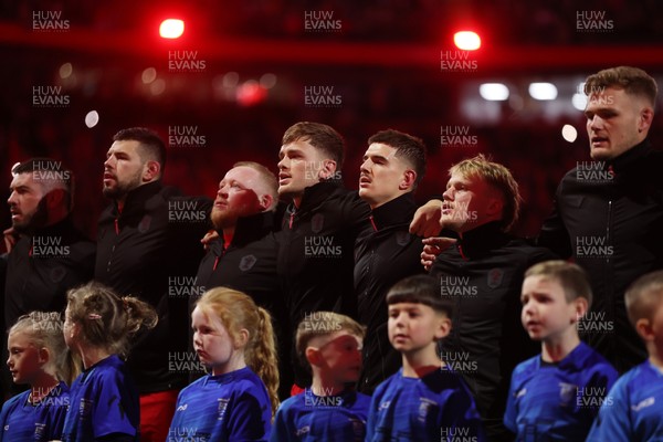 291125 - Wales v South Africa Springboks - Quilter Nations Series - Gareth Thomas, Rhys Davies, Keiron Assiratti, Alex Mann, Joe Hawkins, Blair Murray and Taine Plumtree of Wales sing the anthem