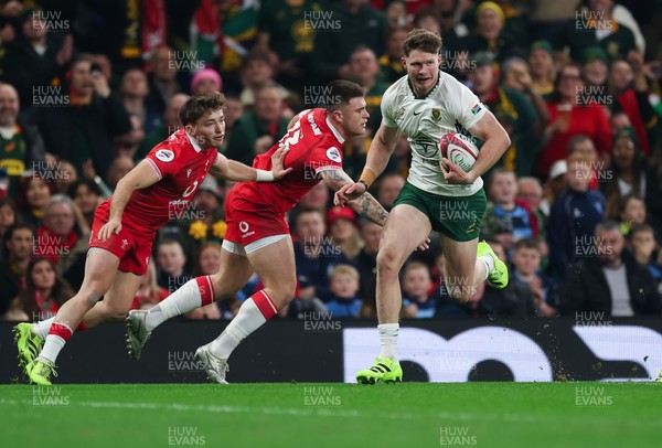 291125 - Wales v South Africa Springboks, Quilter Nations Series - Ethan Hooker of South Africa races in to score try