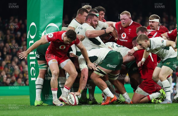 291125 - Wales v South Africa Springboks, Quilter Nations Series - Jasper Wiese of South Africa scores try