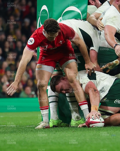 291125 - Wales v South Africa Springboks, Quilter Nations Series - Jasper Wiese of South Africa scores try