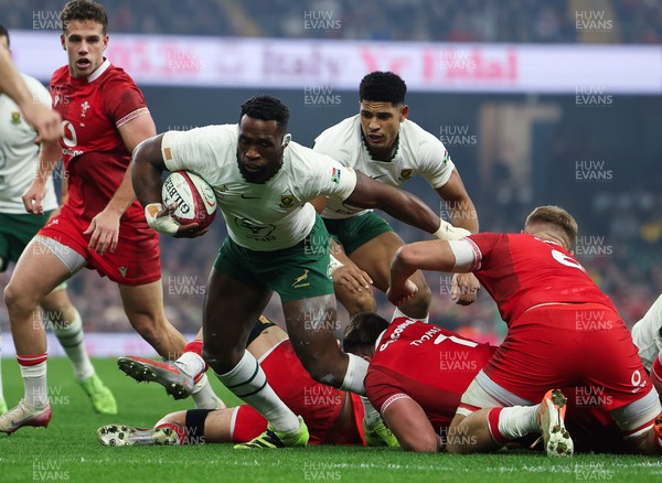 291125 - Wales v South Africa Springboks, Quilter Nations Series - Siya Kolisi of South Africa looks to break away