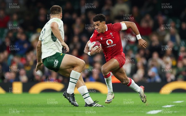 291125 - Wales v South Africa Springboks, Quilter Nations Series - Rio Dyer of Wales looks to attack