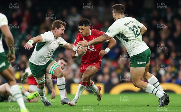 291125 - Wales v South Africa Springboks, Quilter Nations Series - Rio Dyer of Wales looks to attack