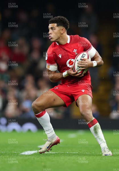 291125 - Wales v South Africa Springboks, Quilter Nations Series - Rio Dyer of Wales looks to attack