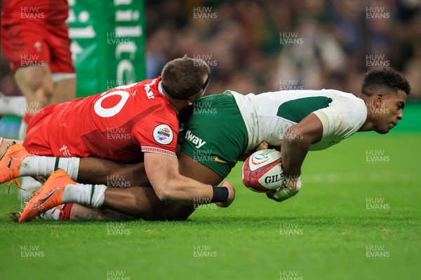 291125 - Wales v South Africa - Quilter Nations Series - Canan Moodie of South Africa Scores a Try