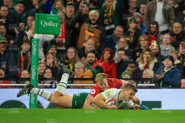291125 - Wales v South Africa - Quilter Nations Series - Andre Esterhuizen of South Africa Scores a Try