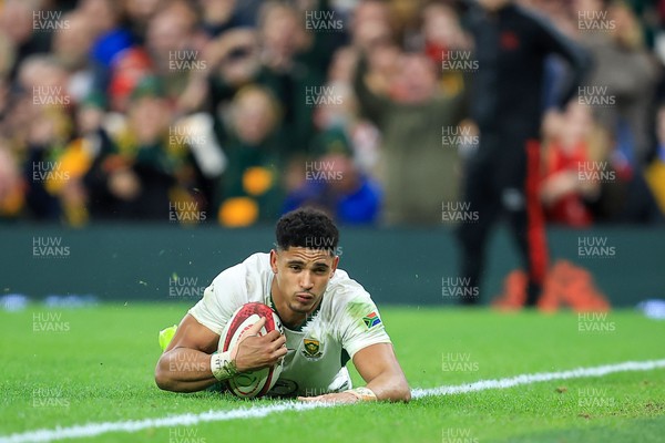 291125 - Wales v South Africa - Quilter Nations Series - Sacha Feinberg-Mngomezulu of South Africa Scores a Try