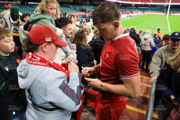291125 - Wales v South Africa - Quilter Nations Series - Alex Mann of Wales signs an autograph for a fan after the match