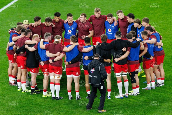 291125 - Wales v South Africa - Quilter Nations Series - Wales huddle before the match