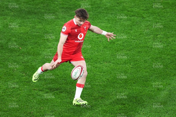 291125 - Wales v South Africa - Quilter Nations Series - Dan Edwards of Wales kicks the ball