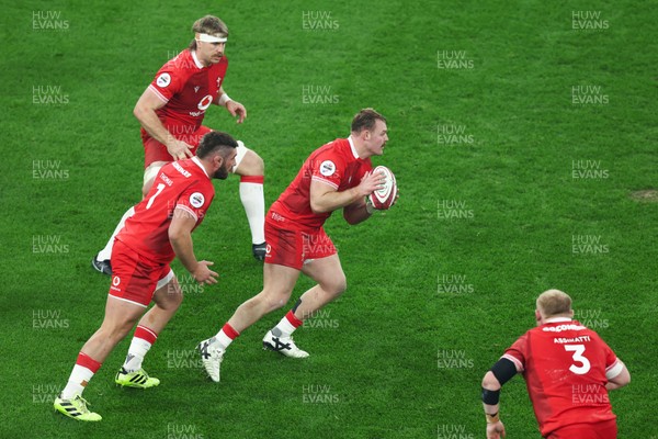 291125 - Wales v South Africa - Quilter Nations Series - Dewi Lake of Wales runs at the defence