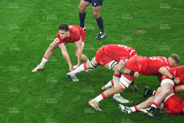 291125 - Wales v South Africa - Quilter Nations Series - Kieran Hardy of Wales prepares to kick
