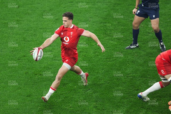 291125 - Wales v South Africa - Quilter Nations Series - Kieran Hardy of Wales kicks the ball