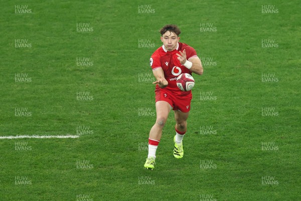 291125 - Wales v South Africa - Quilter Nations Series - Dan Edwards of Wales passes the ball