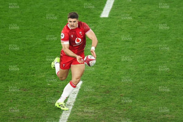 291125 - Wales v South Africa - Quilter Nations Series - Joe Hawkins of Wales passes the ball