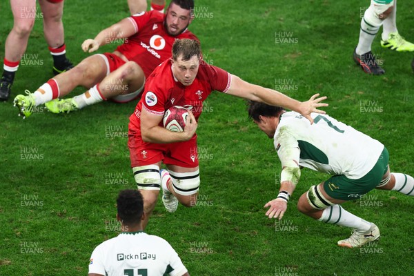 291125 - Wales v South Africa - Quilter Nations Series - Ben Carter of Wales carries the ball