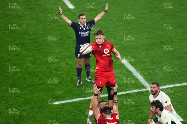 291125 - Wales v South Africa - Quilter Nations Series - Alex Mann of Wales wins a lineout