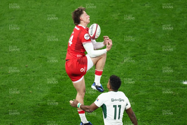 291125 - Wales v South Africa - Quilter Nations Series - Ellis Mee of Wales goes up for a high ball