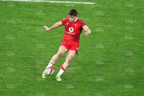 291125 - Wales v South Africa - Quilter Nations Series - Dan Edwards of Wales kicks the ball