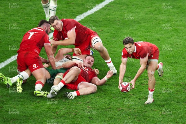 291125 - Wales v South Africa - Quilter Nations Series - Kieran Hardy of Wales passes the ball