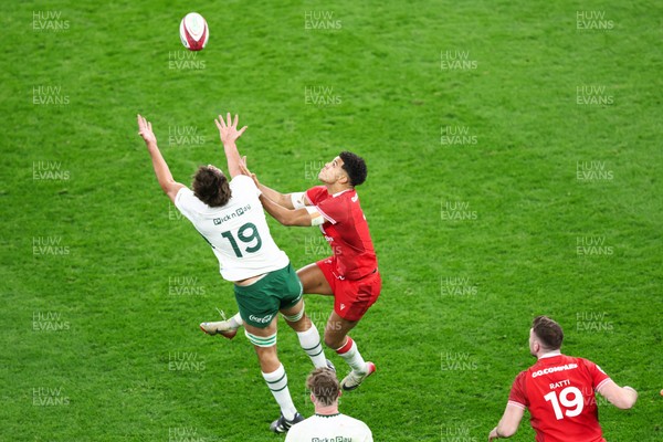 291125 - Wales v South Africa - Quilter Nations Series - Eben Etzebeth of South Africa wins the ball under pressure from Rio Dyer of Wales