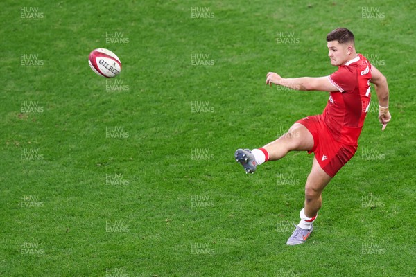 291125 - Wales v South Africa - Quilter Nations Series - Callum Sheedy of Wales kicks for touch
