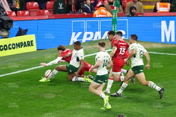 291125 - Wales v South Africa - Quilter Nations Series - Ellis Mee of Wales goes close to scoring a try