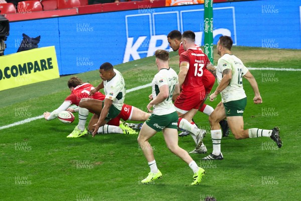 291125 - Wales v South Africa - Quilter Nations Series - Ellis Mee of Wales goes close to scoring a try