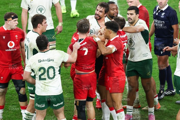 291125 - Wales v South Africa - Quilter Nations Series - Eben Etzebeth of South Africa and Alex Mann of Wales tussle before Eben Etzebeth is shown a red card for making contact with his eye